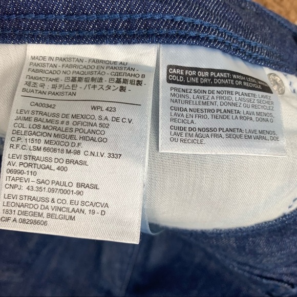Levi’s Medium Wash Bermuda Shorts - Picture 7 of 8